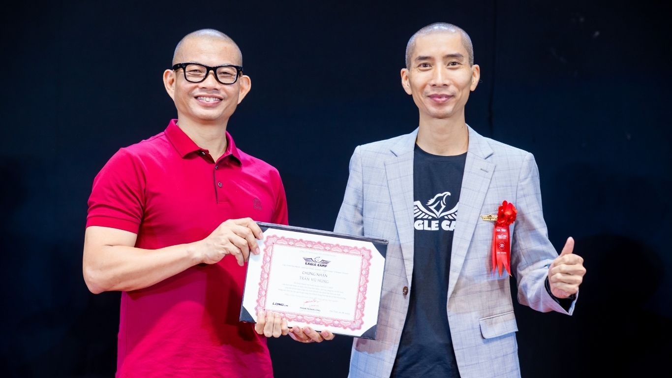 TRẦN HÙNG - THAY ĐỔI KHÔNG ĐẾN TỪ KHOẢNH KHẮC RỰC RỠ, MÀ TỪ KỶ LUẬT ÂM THẦM MỖI NGÀY