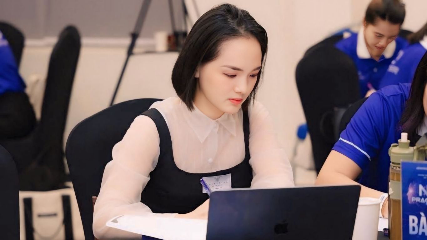 NGUYỆT TRƯƠNG LÀ AI? NGƯỜI DẪN DẮT HÀNH TRÌNH QUAY VỀ SỐNG LÀ CHÍNH MÌNH, CHỮA LÀNH TỪ GỐC VÀ KIẾN TẠO HẠNH PHÚC BỀN VỮNG