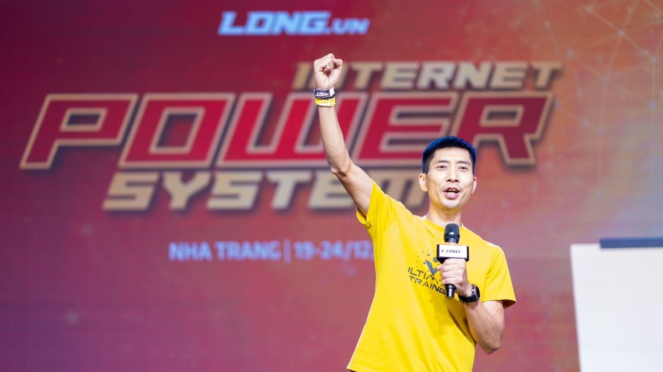 TRẦN HÙNG – CHỌN ĐƯỜNG DÀI TRONG MỘT THẾ GIỚI QUEN ĐI ĐƯỜNG TẮT