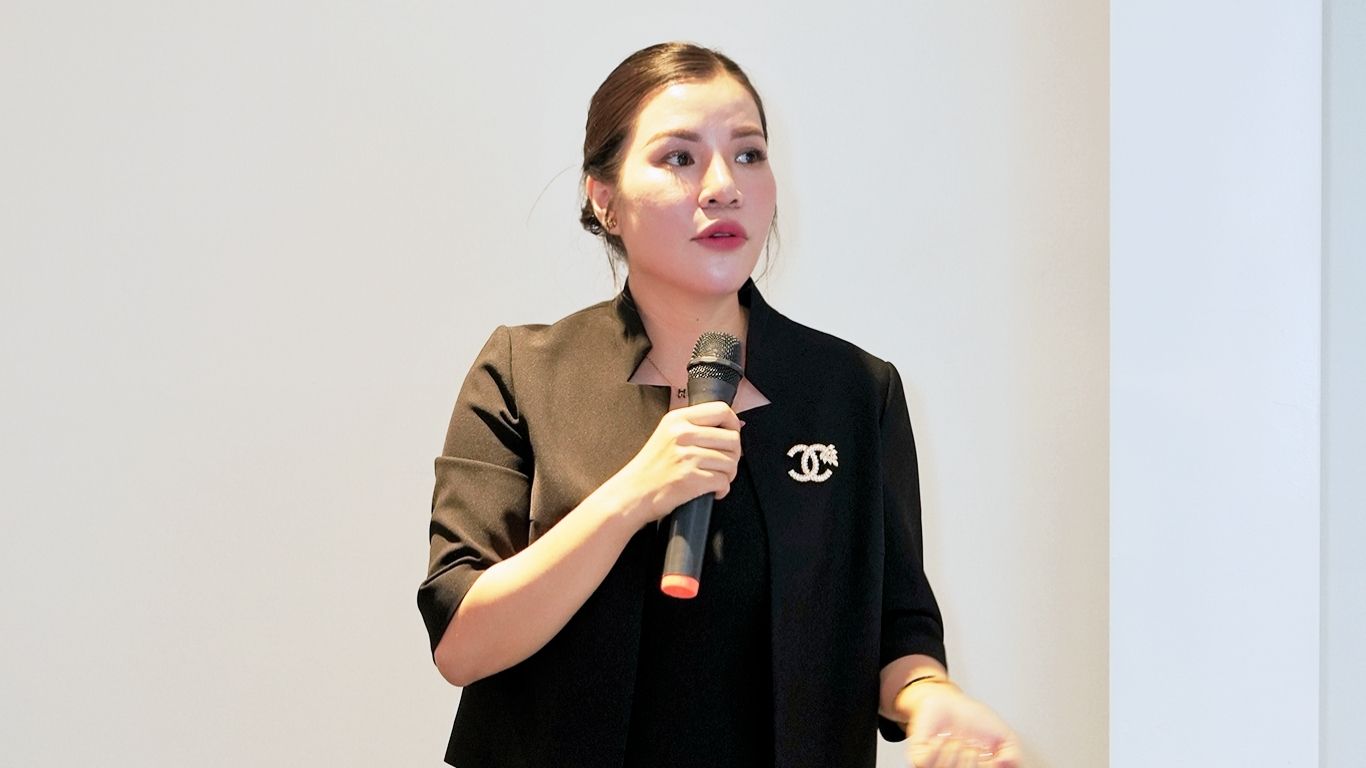 NGÔ THỊ ÚT LUÂN - KHÔNG AI THAY ĐỔI CUỘC ĐỜI MÌNH BẰNG LỜI HỨA. CHỈ CÓ HÀNH ĐỘNG MỚI LÀM ĐƯỢC ĐIỀU ĐÓ.