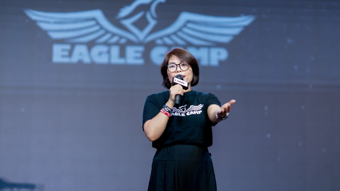 KHI BẠN NGỪNG GỒNG, CUỘC ĐỜI MỚI BẮT ĐẦU ĐI ĐÚNG HƯỚNG  MỘT CÂU CHUYỆN KHÔNG BẮT ĐẦU BẰNG HÀO QUANG, MÀ BẰNG SỰ SỐNG SÓT