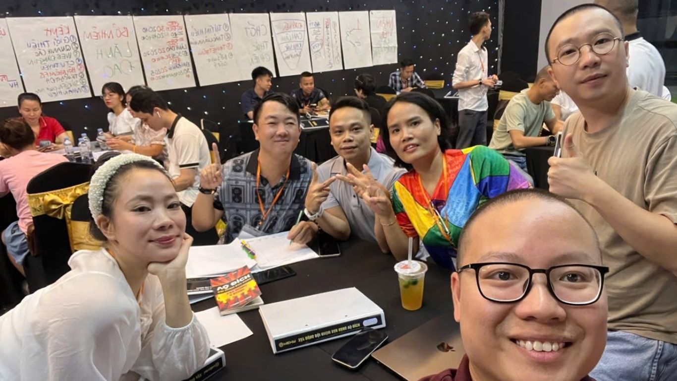 LÊ ĐỨC ANH TỪ “ĐÁY RỖNG” Ở MỘT QUÁN BAR HÀ NỘI ĐẾN HÀNH TRÌNH ĐƯA QVID VÀO TOP 5 VIDEO AI TOÀN CẦU