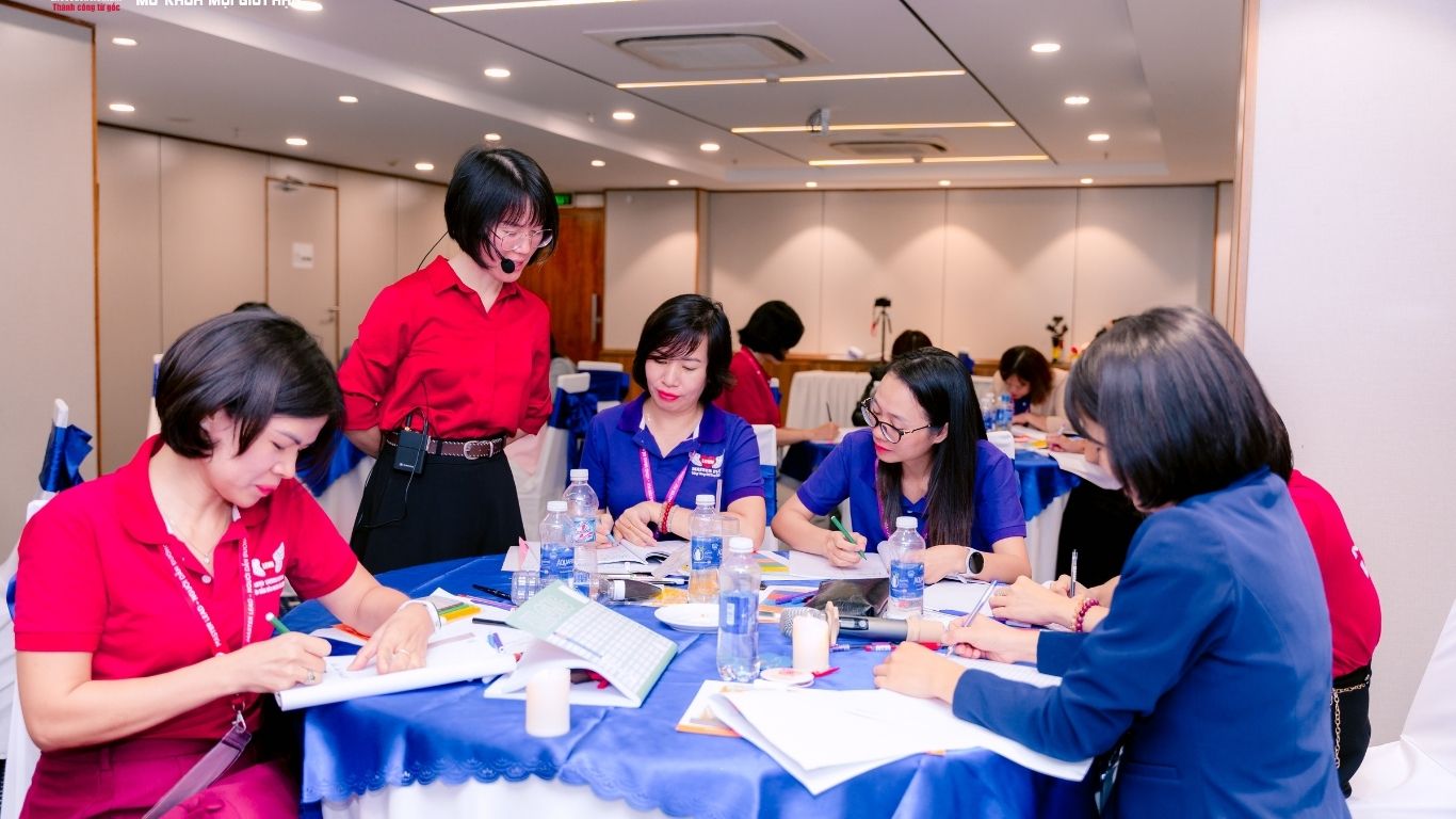 MAI DIỆU HUYỀN VÀ MỘT SỰ THẬT ÍT AI MUỐN NHÌN: KHÔNG AI NGHÈO HAY BẤT HẠNH CHỈ VÌ THIẾU TIỀN