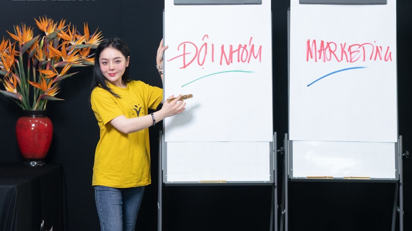 VŨ DIỆU LINH - HÀNH TRÌNH TỪ MỘT CÔ GÁI TỰ TI ĐẾN NGƯỜI TRUYỀN CẢM HỨNG CHO HÀNG NGÀN BẠN TRẺ VIỆT NAM VŨ DIỆU LINH - HÀNH TRÌNH TỪ MỘT CÔ GÁI TỰ TI ĐẾN NGƯỜI TRUYỀN CẢM HỨNG CHO HÀNG NGÀN BẠN TRẺ VIỆT NAM