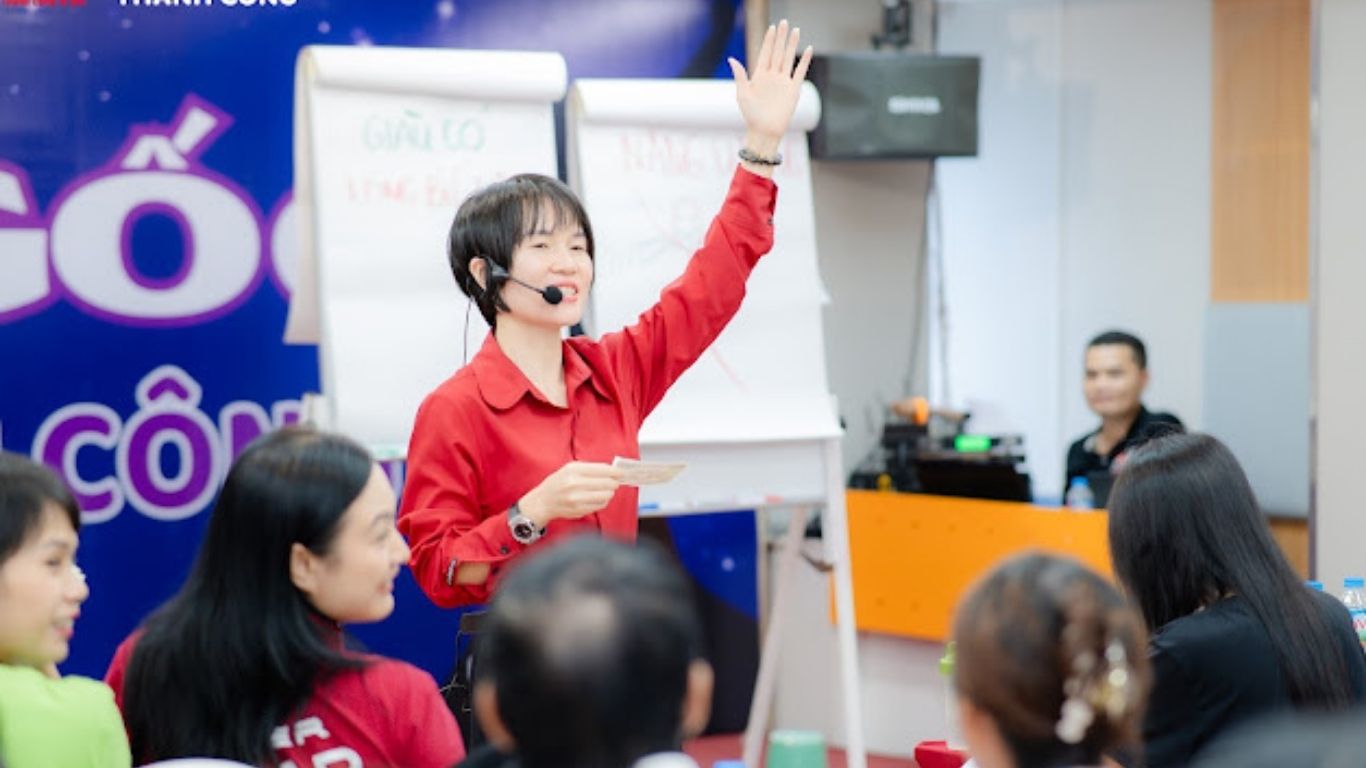 MAI DIỆU HUYỀN VÀ MỘT SỰ THẬT ÍT AI MUỐN NHÌN: KHÔNG AI NGHÈO HAY BẤT HẠNH CHỈ VÌ THIẾU TIỀN