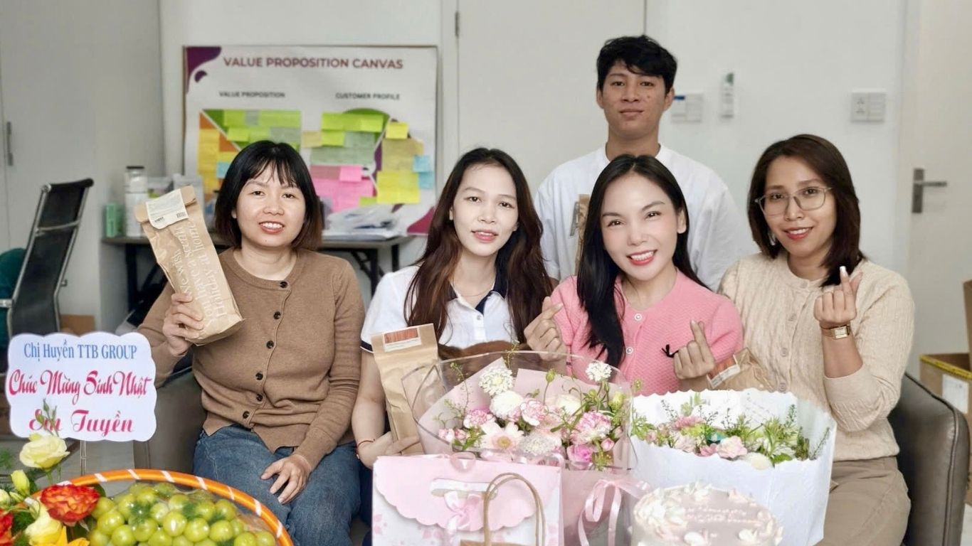 LĂNG TUYỀN – NGƯỜI PHỤ NỮ CHỌN ĐI CHẬM ĐỂ ĐI XA CÂU CHUYỆN VỀ SỰ THAY ĐỔI KHÔNG ỒN ÀO NHƯNG ĐỦ SÂU ĐỂ LÀM LẠI MỘT CUỘC ĐỜI LĂNG TUYỀN – NGƯỜI PHỤ NỮ CHỌN ĐI CHẬM ĐỂ ĐI XA CÂU CHUYỆN VỀ SỰ THAY ĐỔI KHÔNG ỒN ÀO NHƯNG ĐỦ SÂU ĐỂ LÀM LẠI MỘT CUỘC ĐỜI