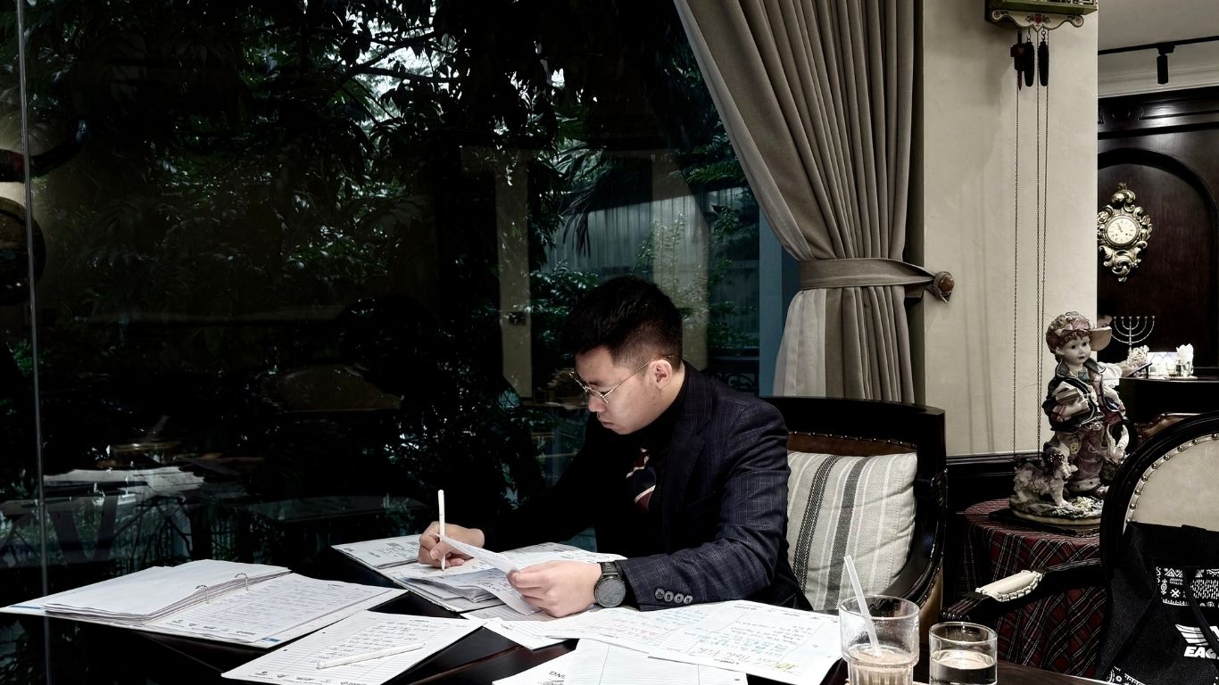 LÊ ANH TUẤN - KHI BẠN NGỪNG CHẠY TRỐN DÒNG TIỀN, CUỘC ĐỜI BẮT ĐẦU CHẠY VỀ PHÍA BẠN