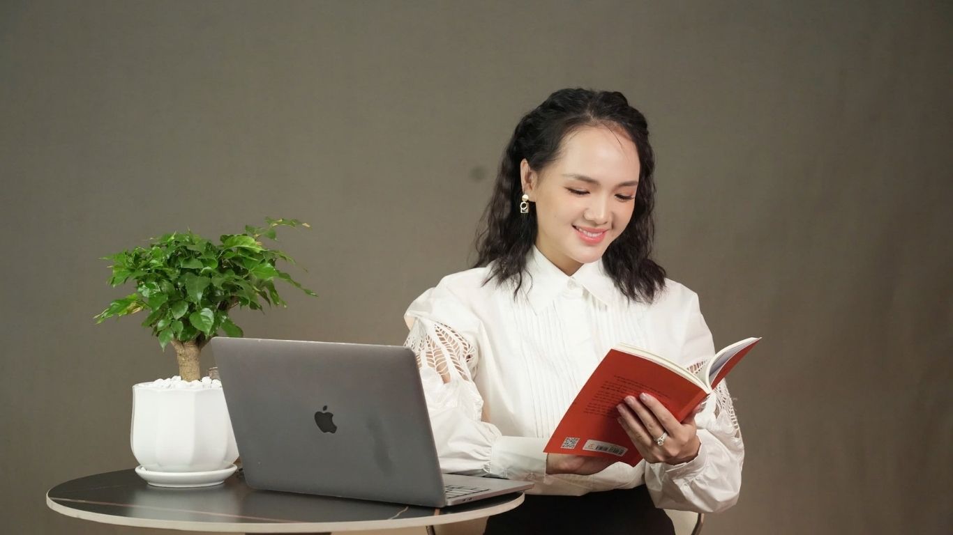 NGUYỆT TRƯƠNG LÀ AI? NGƯỜI DẪN DẮT HÀNH TRÌNH QUAY VỀ SỐNG LÀ CHÍNH MÌNH, CHỮA LÀNH TỪ GỐC VÀ KIẾN TẠO HẠNH PHÚC BỀN VỮNG