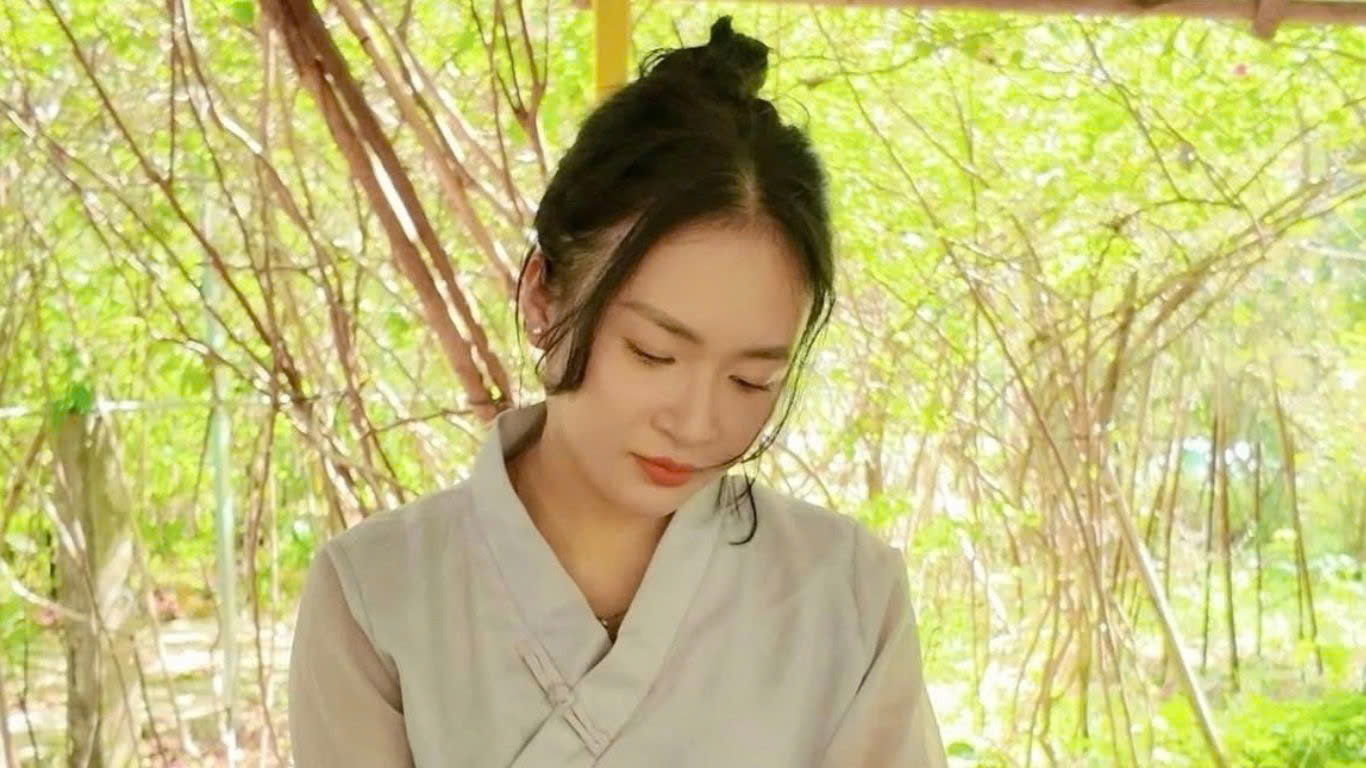 ĐINH ÁNH HUYỀN - KHI NGƯỜI PHỤ NỮ KHÔNG CẦN MẠNH HƠN NỮA, MÀ CẦN QUAY VỀ ĐÚNG VỚI MÌNH